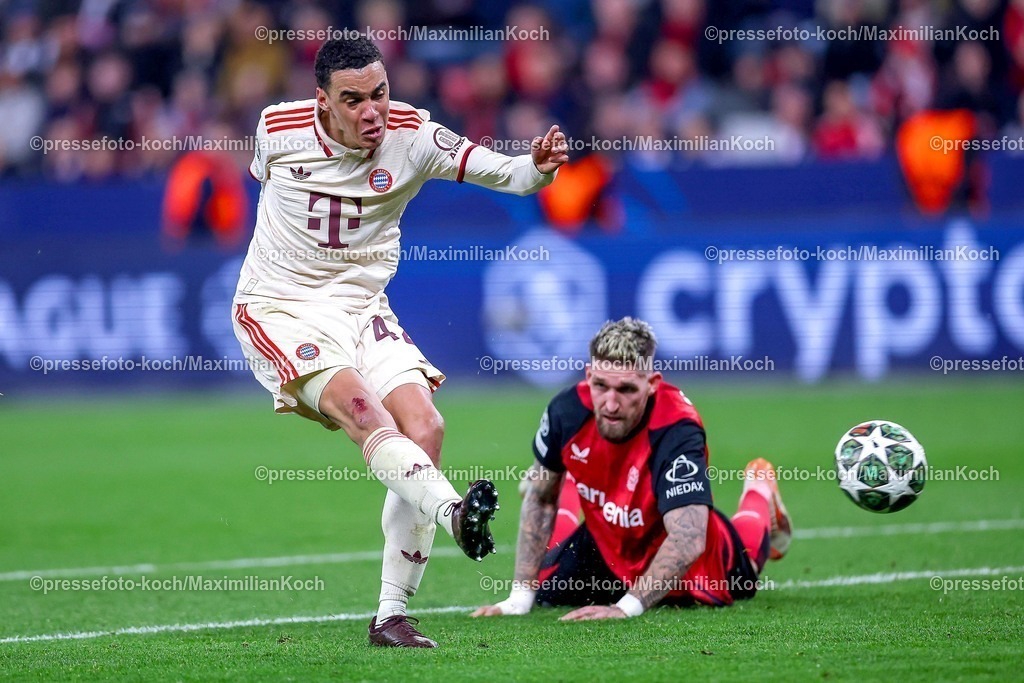 UCL11032502269 | 11.03.2025, Fußball, UEFA Champions League, Bayer 04 Leverkusen - FC Bayern München, Achtelfinale Rückspiel, BayArena, Saison 2024 2025: Jamal Musiala (FC Bayern #42) im Zweikampf gegen Robert Andrich (Bayer04 Leverkusen #8)DFB regulations prohibit any use of photographs as image sequences and or quasi-video.