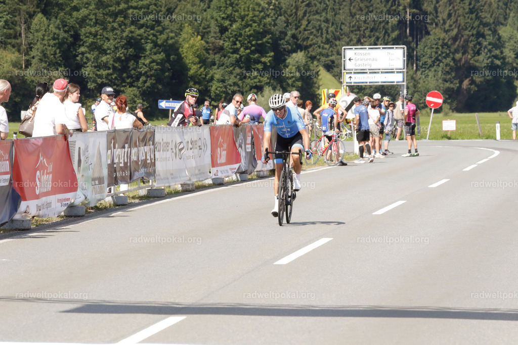 967_20230817_Bewerb_Maenner_Muehlanger | AUT - OESTERREICH, 2023-08-16: SPORT RENNRAD-FAHREN - 55. INTERNATIONALER RADWELTPOKAL IN ST. JOHANN IN TIROL  - Vintage-Radrennen mit WM-Bronze-Medaillen-Siegerin Christina Schweinberger, den Teilnehmer und Alexander Baumann (vom Orginastions-Team) - TAG 2 BEWERB MAENNER IN SECHS GRUPPEN  ; Foto: Roland Muehlanger