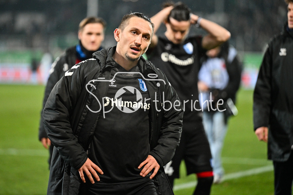 SpVgg Greuther Fürth - 1. FC Magdeburg | FUERTH, GERMANY - 06. FEBRUARY: Die Spieler der Gäste feiern zusammen mit den mitgereisten Fans den 4-5 Auswärtssieg in Fürth nach dem Match zwischen der SpVgg Greuther Fürth und dem 1. FC Magdeburg am 21. Spieltag der 2. Bundesliga im Sportpark Ronhof Thomas Sommer / Baris ATIK (1. FC Magdeburg 23)