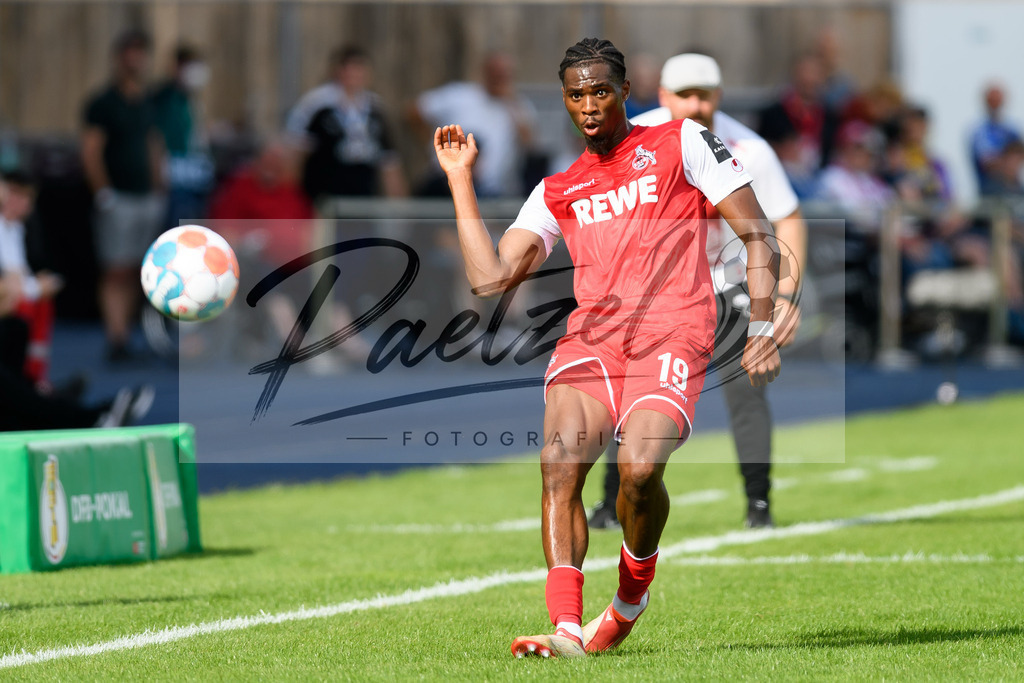 JENKOE20210808_267 | Fussball, Herren: Kingsley Ehizibue (1. FC Koeln) in Aktion, am Ball, Einzelaktion beim Spiel der 1. Runde im DFB-Pokal zwischen FC Carl Zeiss Jena und 1. FC Koeln im Ernst-Abbe-Sportfeld am 08.08.2021 in Jena, Deutschland.DFB / DFL REGULATIONS PROHIBIT ANY USE OF PHOTOGRAPHS AS IMAGE SEQUENCES AND/OR QUASI-VIDEO. - Realisiert mit Pictrs.com