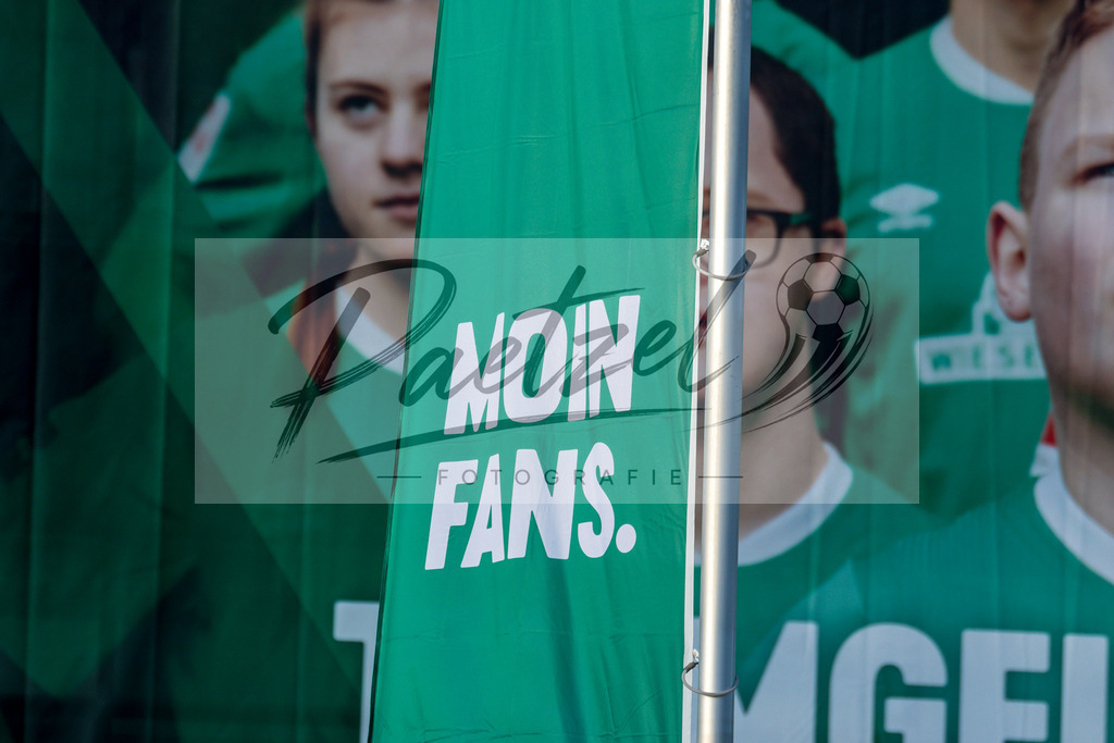 20200318_TRASVW_0024 | Fussball, Herren: . Flagge mit dem Slogan „MOIN FANS“ am 18.03.2020 in Bremen, Deutschland. - Realisiert mit Pictrs.com