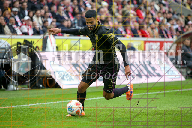 1. FC Köln vs FC Augsburg - 1. Bundesliga  | Köln, Deutschland, 18.10.25:   Elias Saad (FC Augsburg) in Aktion am Ball, Einzelaktion waehrend des Spiels der 1. Bundesliga zwischen  1. FC Köln vs FC Augsburg im RheinEnergieStadion(Foto von Brauer-Fotoagentur / Adrian Schlueter)