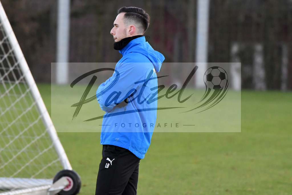 20200121_TRAOSN_0022 | Fußball, Herren: Physiotherapeut Lennart Bartling (VfL Osnabrück) schaut beim Training des VfL Osnabrück am 21.01.2020 im Sportpark Illoshöhe in Osnabrück, Deutschland.(Foto von Nico Paetzel) - Realisiert mit Pictrs.com