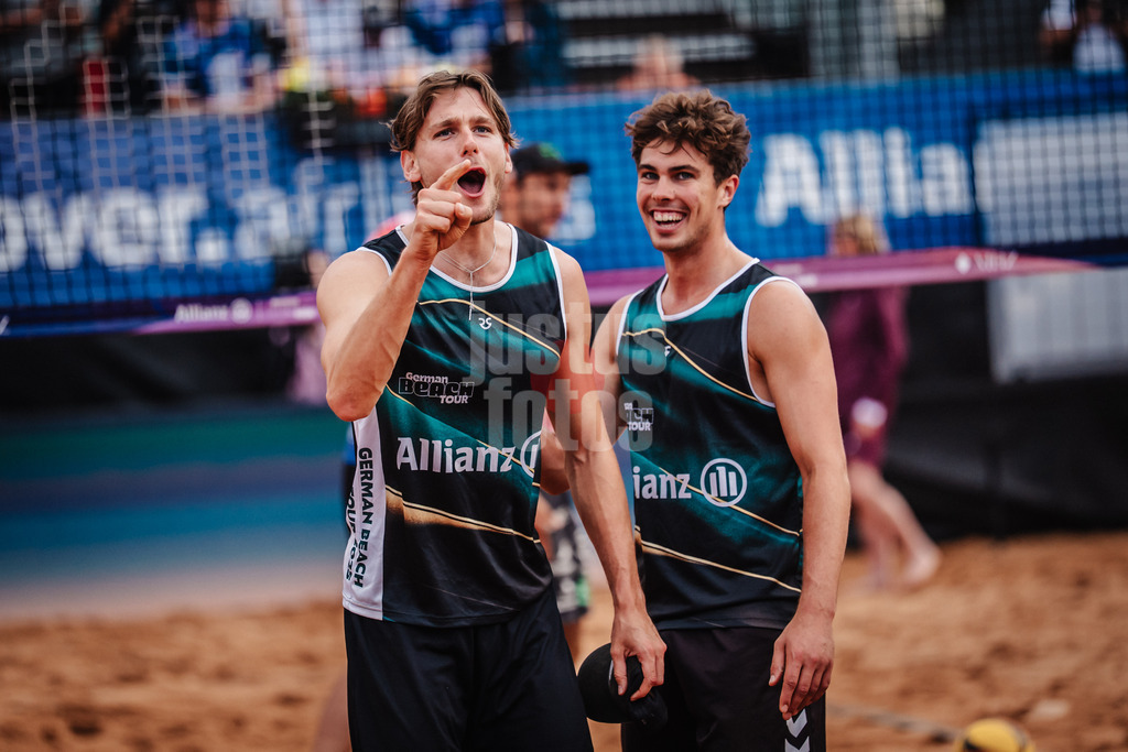 Beachvolleyball | Männer | Allianz German Beach Tour 2025 | Tourstop München | 11.07.2025 | v.l. Paul Henning und Lui Wüst jubeln