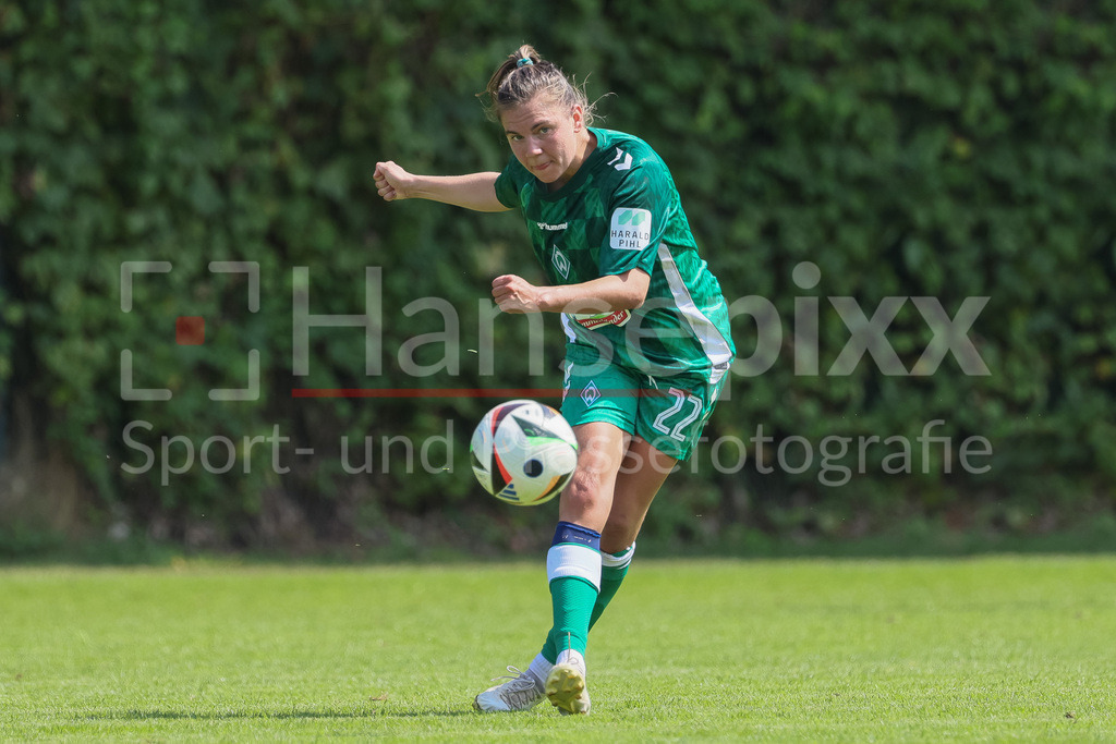 Fussball, Testspiel Frauen, SV Henstedt-Ulzburg - SV Werder Bremen | v.li.: Rieke Dieckmann (SV Werder Bremen, 22) am Ball, Freisteller, Einzelbild, Ganzkörper, Aktion, Action, Spielszene