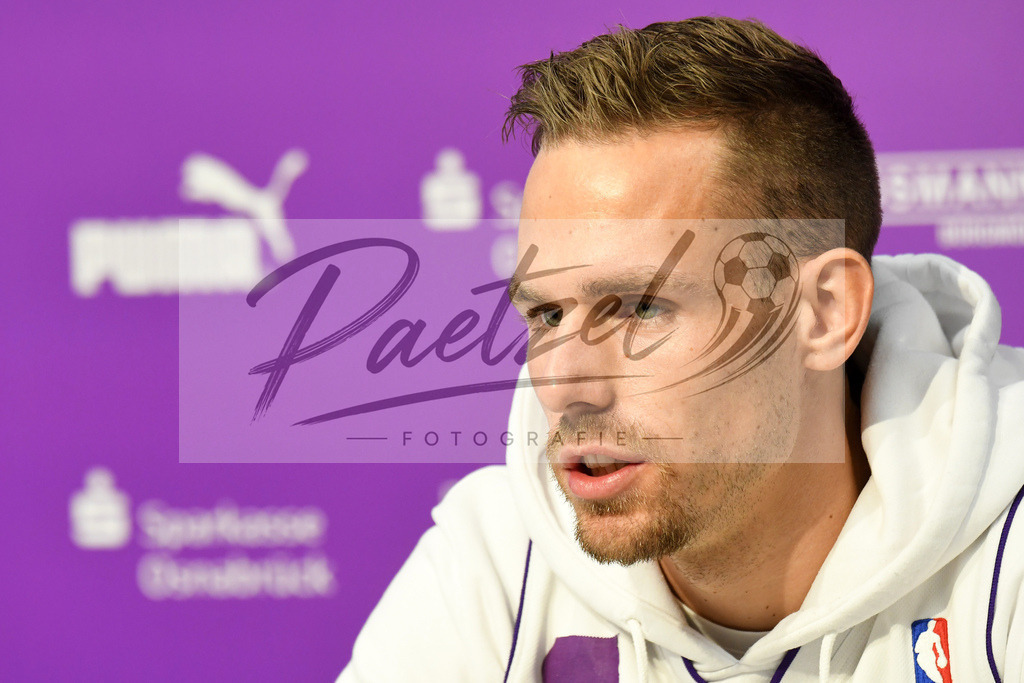 20200127_PKOSNA_0014 | Fußball, Herren: Maurice Trapp (VfL Osnabrück) schaut bei der Pressekonferenz des VfL Osnabrück am 27.01.2020 im Stadion an der Bremer Brücke in Osnabrück, Deutschland.(Foto von Nico Paetzel) - Realisiert mit Pictrs.com