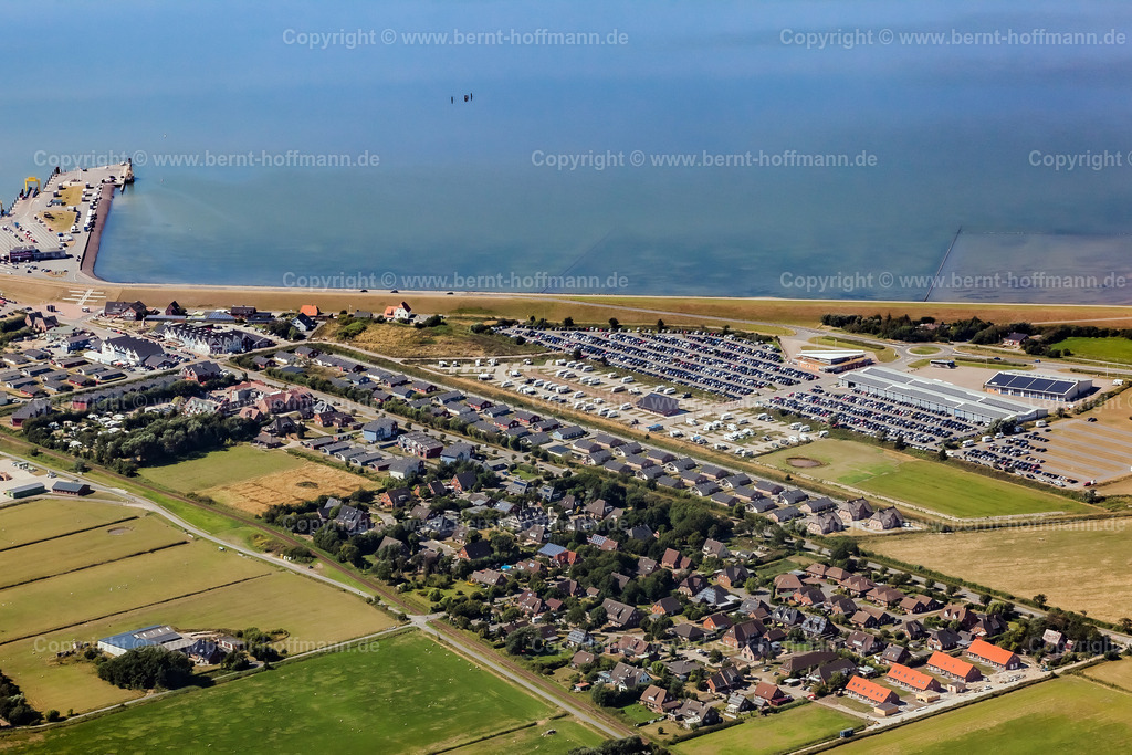 PLB_4553_Dagebuell | LUFTBILD. Dagebüll. __ Dorf und Ferienhaus -Gebiet sowie der große Insel- Parkplatz. - Realisiert mit Pictrs.com