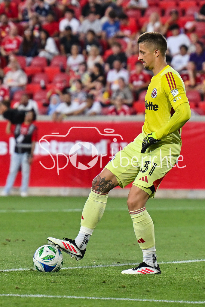 New York Red Bulls - New England Revolution | am Ball Aljaz IVACIC (New England 31) / Einzelfoto / Freisteller / Major League Soccer: New York Red Bulls - New England Revolution, Red Bull Arena am 16.07.2025