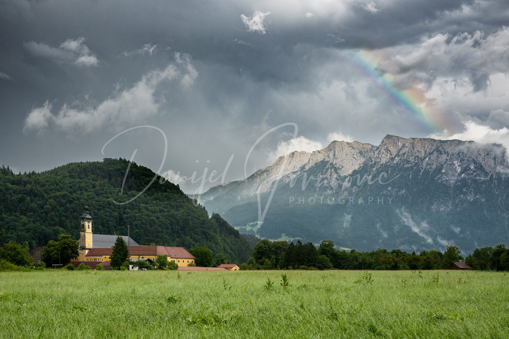 Kloster Reisach | Das Kloster Reisach in Oberaudorf mit einem Regenbogen über dem Zahmen Kaiser