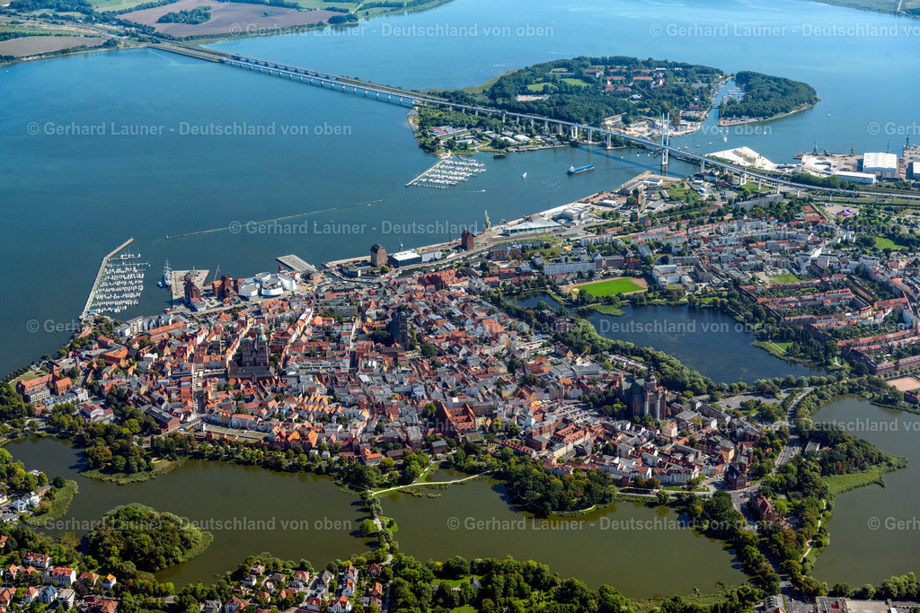 4061613 | STRALSUND 08.09.2021 Altstadtbereich und Innenstadtzentrum mit Rügenbrücke in Stralsund im Bundesland Mecklenburg-Vorpommern, Deutschland. Weiterführende Informationen bei: Hansestadt Stralsund,  SWS Stadtwerke Stralsund GmbH,  Stadtmarketings Stralsund e.V.. // Old Town area and city center in Stralsund in the state Mecklenburg - Western Pomerania, Germany. Further information at: Hansestadt Stralsund,  SWS Stadtwerke Stralsund GmbH,  Stadtmarketings Stralsund e.V.. Foto: Gerhard Launer