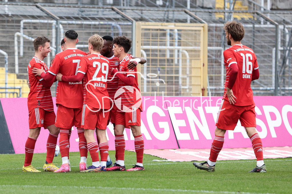 FC Bayern Amateure - SpVgg Hankofen-Hailing | Jubel der BAyern Amateure nach dem Treffer zum 1-0 / Torjubel / Tor