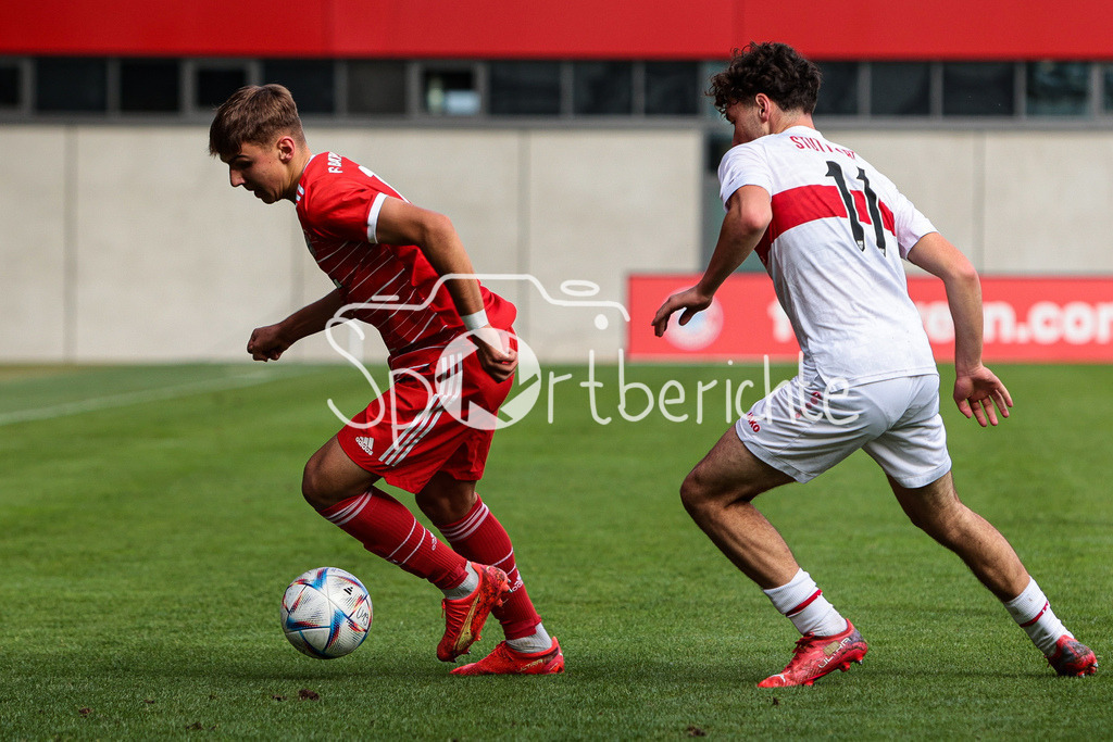 FC Bayern Muenchen U19 - VfB Stuttgart U19 | Max SCHOLZE (FCB #11) im Duell mit Mehme Ali SAHIN (VFb #11)