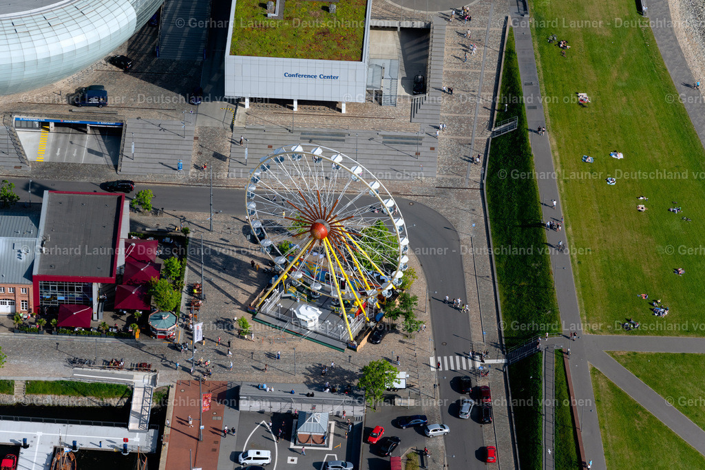 4030238 | BREMERHAVEN 01.06.2020 Riesenrad an der H.-H.-Meyer-Straße im Ortsteil Mitte-Süd in Bremerhaven im Bundesland Bremen, Deutschland. // Ferris wheel on street H.-H.-Meyer-Strasse in the district Mitte-Sued in Bremerhaven in the state Bremen, Germany. Foto: Gerhard Launer