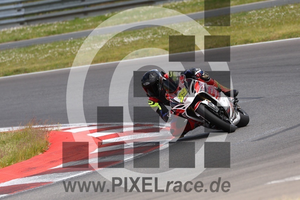 0039-20250522_02475 | Schöne Erinnerungen an spannende Momente - das festzuhalten ist unser Job. PIXELrace.de ist seit 2003 auf den Rennstrecken Europas unterwegs um die Action draußen beim Fahren und die wunderbare Stimmung imm Fahrerlager für euch einzufangen.