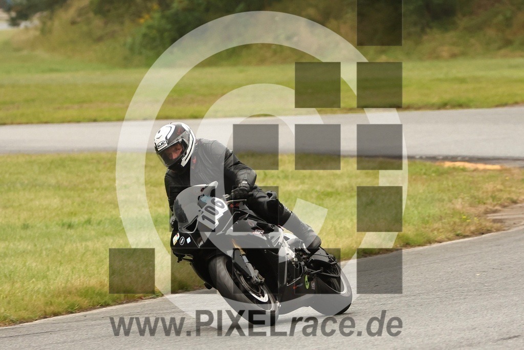 0106-20250908_11985 | Schöne Erinnerungen an spannende Momente - das festzuhalten ist unser Job. PIXELrace.de ist seit 2003 auf den Rennstrecken Europas unterwegs um die Action draußen beim Fahren und die wunderbare Stimmung imm Fahrerlager für euch einzufangen.