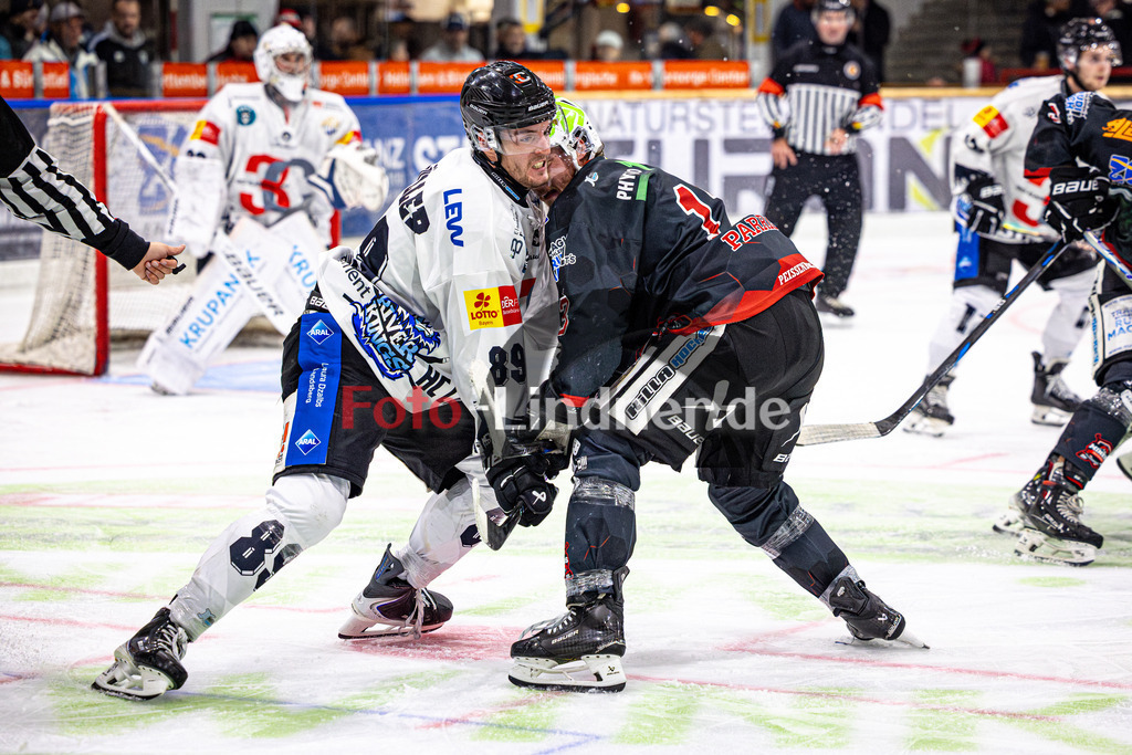 Peißenberg MINERS gegen HC Landsberg RIVER KINGS | Eishockey Bayernliga 2025/26 Vorrunde 4. Spieltag, Peißenberg MINERS gegen HC Landsberg RIVER KINGS, 20251024,Zweikampf,2025-10-24 in Peißenberg (flatbuy Arena Peißenberg), Manuel MÜLLER (RIVERKINGS 89), .Weiland PARRISH (MINERS 13)Copyright: WolfgangxLindner www.foto-lindner.de