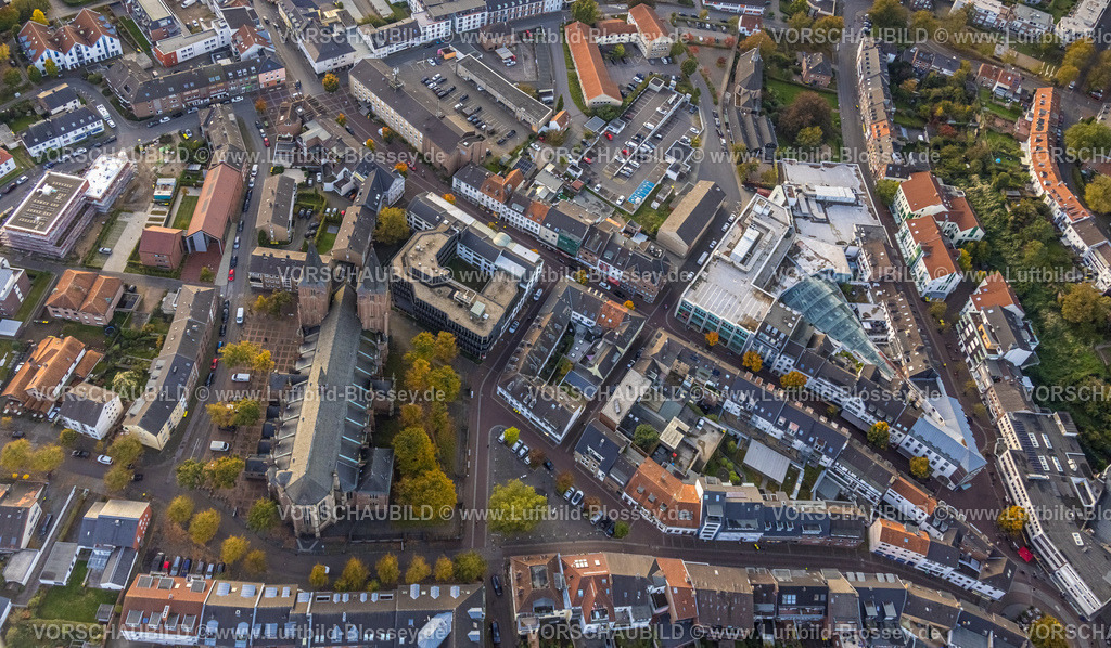 Kleve241014732 | Luftbild, kath. Stiftskirche St. Mariae Himmelfahrt, Innenstadtansicht mit Neue Mitte Kleve Einkaufszentrum, Kleve, Niederrhein, Nordrhein-Westfalen, Deutschland