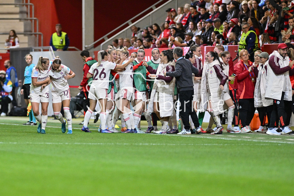 FC Bayern München Frauen - Arsenal London Frauen | Jubel der FCB Frauen nach dem Treffer zum 3-2 druch Pernille HARDER (FCB #21) / Freude / Happy / Tor / Torschuetzin / UEFA Womens Champions League: FC Bayern München Frauen - Arsenal London Frauen, FC Bayern Campus am 09.10.2024