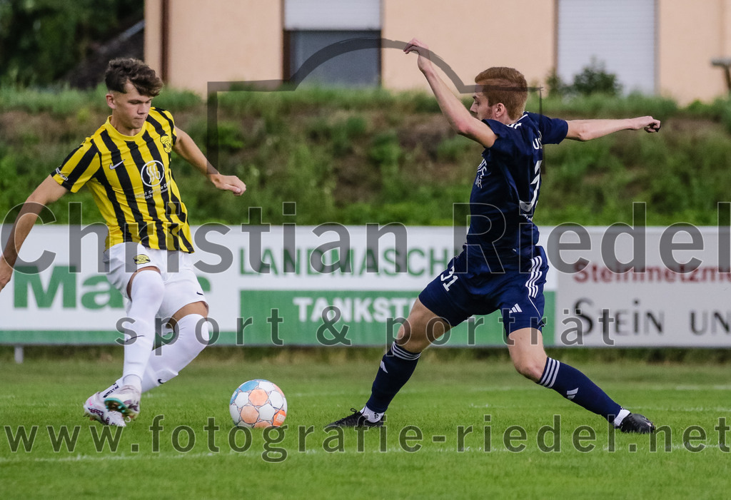 2023-07-29_041_FC_Moosinning_gegen_TuS_Raubling | Moosinning, Deutschland, 29.07.2023:
Fußball, Bezirksliga Oberbayern Ost 2023 / 2024, 1. Spieltag, FC Moosinning gegen TuS Raubling, Endergebnis: 0:7

Benedikt Rösl (FC Moosinning, #23), Dominic Reisner (TuS Raubling, #31)

Foto: Christian Riedel / fotografie-riedel.net