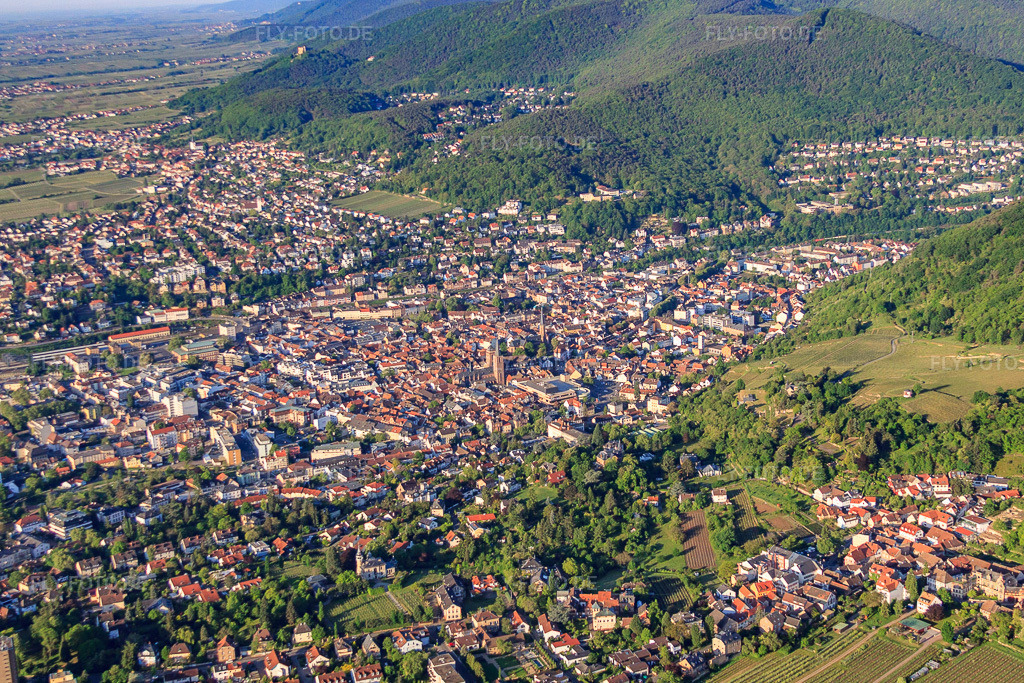 Luftbild: Stadtansicht aus NP in Neustadt an der Weinstraße im Bundesland Rheinland-Pfalz in Deutschland. Foto: IMG_64670.jpg vom 04.05.2014 durch Werner Riehm/FLY-FOTO.deAuflösung des Originals: 4314 x 2876 px
