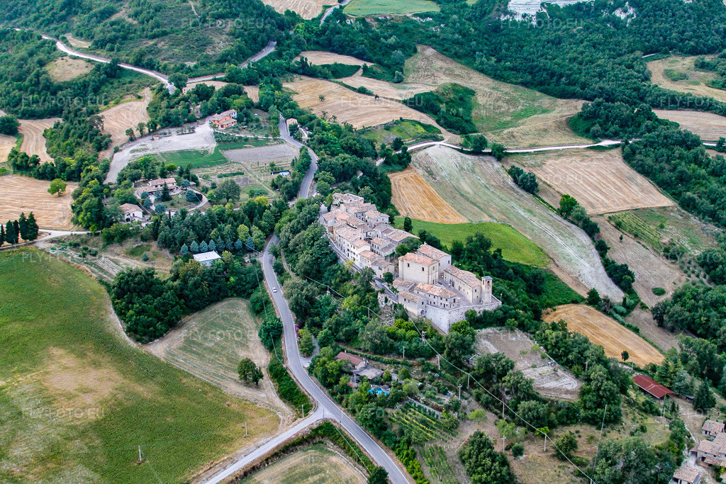 Vue aérienne: Vue de la ville à Cartoceto dans le département Les Marches, Italie. Photo: IMG_43099.jpg prise le 16/07/2011 par Werner Riehm/FLY-FOTO.eu – Résolution de l'original: 4272 x 2848 px