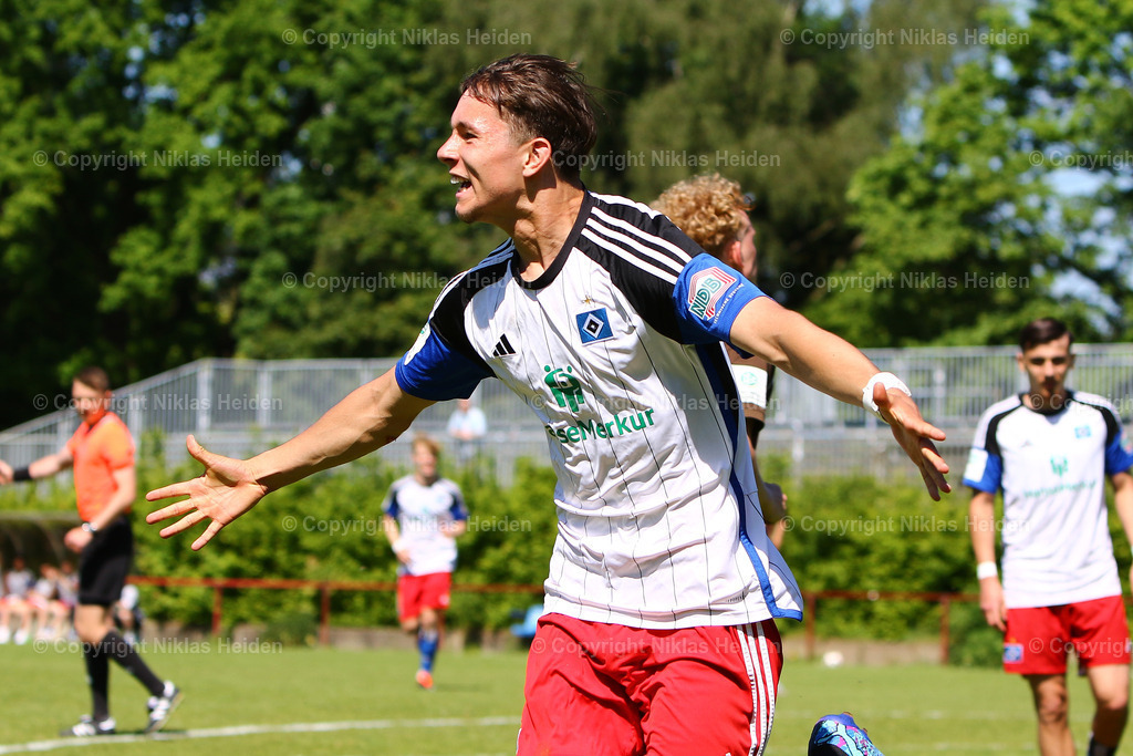 NH_HamburgerSVU19_FCStPauliU19_U19Bundesliga_11052024 | #11 Otto Emerson Stange (Hamburger SV U19) bejubelt seinen Treffer zum 3:0.

Fußball I Junioren I A-Junioren Bundesliga Nord/Nordost I Saison 2023-2024 I 26. Spieltag I Hamburger SV U19 - FC St. Pauli U19 I 11.05.2024 I Sportpark Eimsbüttel