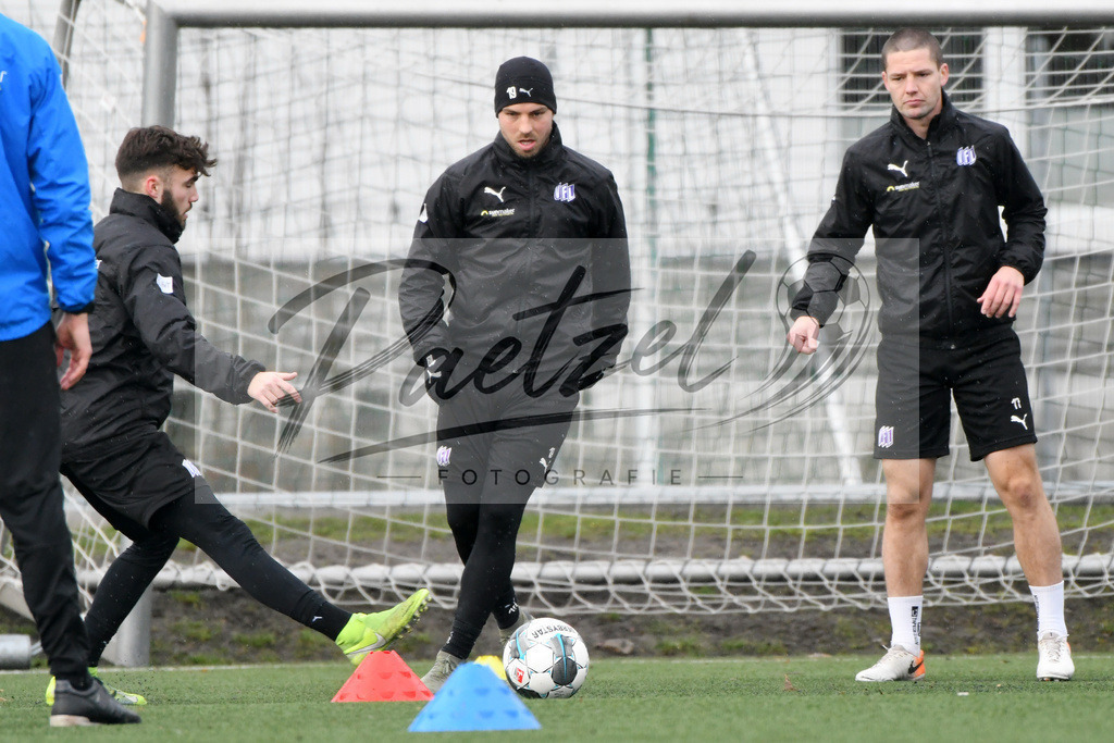 20200203_TRAOSN_0033 | Fußball, Herren: Marc Auge (VfL Osnabrueck), Kevin Wolze (VfL Osnabrueck) und Adam Susac (VfL Osnabrueck) im Zweikampf waehrend der Trainingseinheit des VfL Osnabrueck im Sportpark Illoshoehe am 03.02.2020 in Osnabrueck, Deutschland. - Realisiert mit Pictrs.com