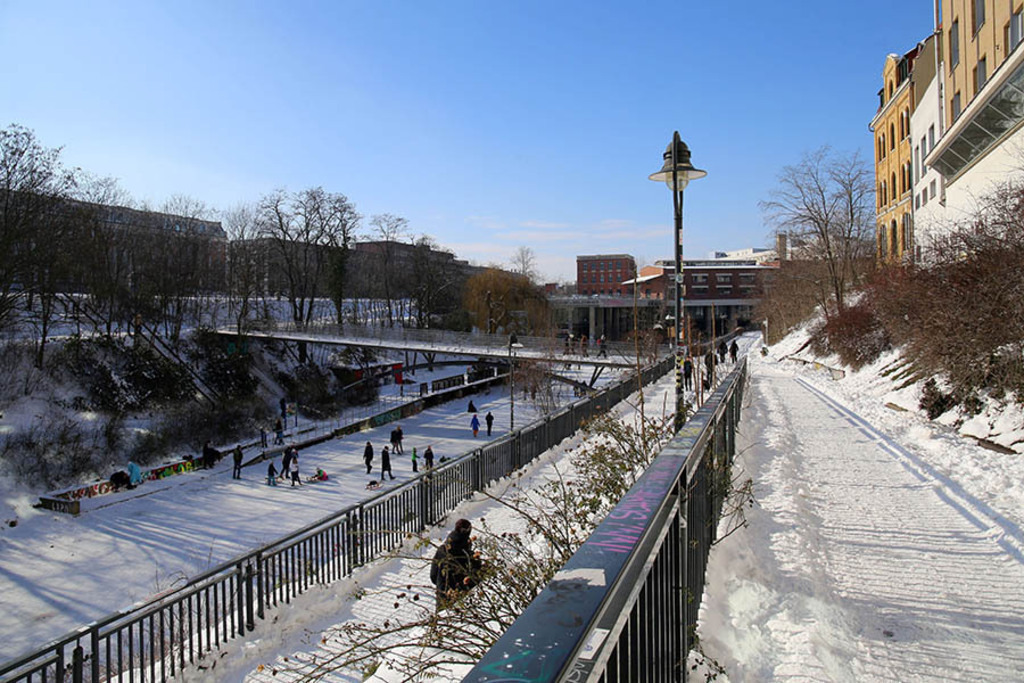Karl-Heine-Kanal im Winter | Entdecke über 20 Kategorien Leipzig-Motive: Foto-Downloads, hochwertige Poster, Leinwand- & Fine-Art-Prints. Jetzt Lieblingsfoto im Bildlexikon Leipzig Shop bestellen!