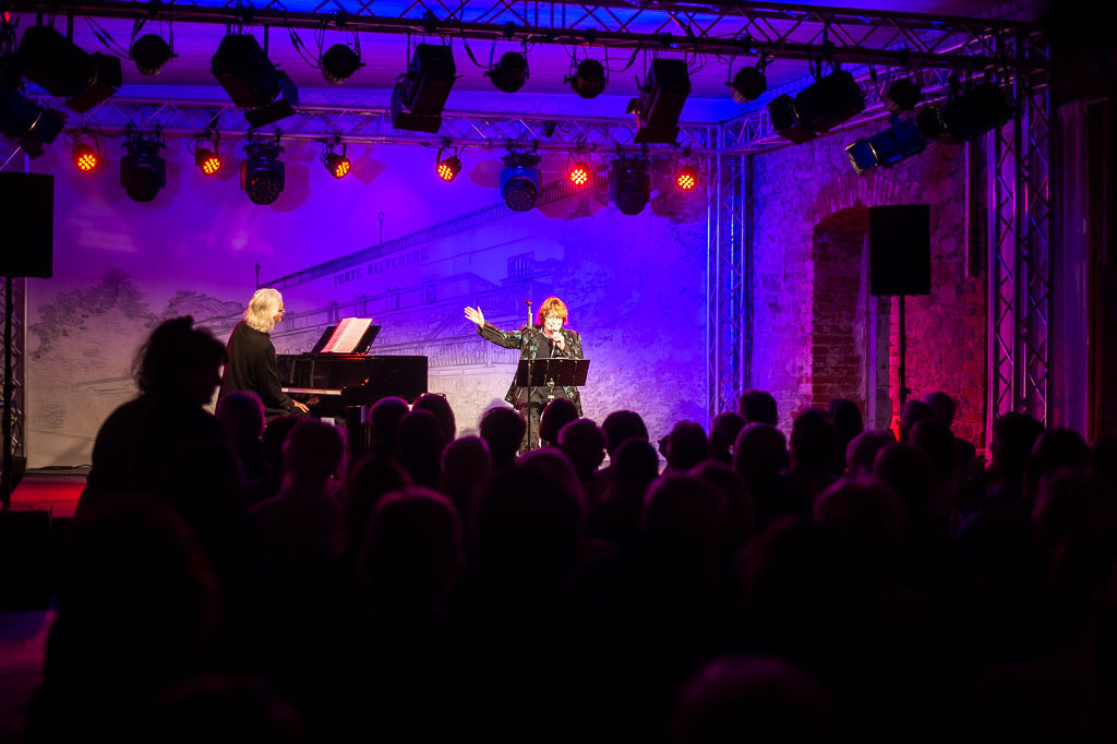 Uschi Brüning | Uschi Brüning im Forte Belvedere Leisnig zum Festival Hallo Leisnig 2022. - Realisiert mit Pictrs.com