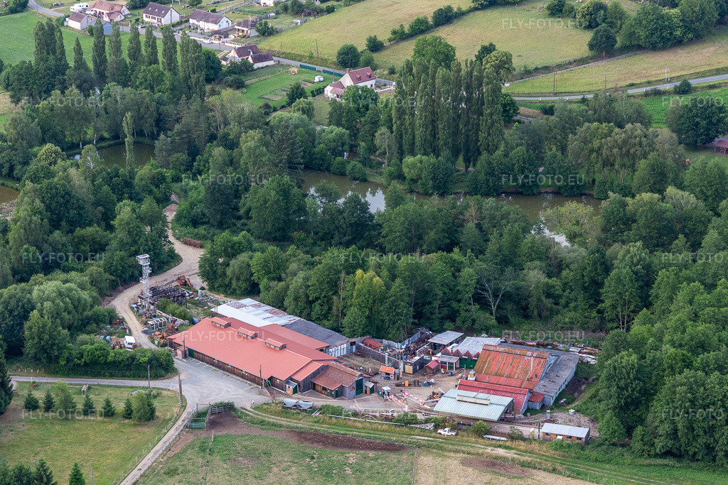 Vue aérienne: Train touristique et Muséotrain de Semur-en-Vallon, dans la Sarthe à Semur-en-Vallon dans le département Sarthe, France.Photo: IMG_132468.jpg prise le 14/06/2022 par Werner Riehm/FLY-FOTO.euRésolution de l'original: 5265 x 3510 pxMuseotrain