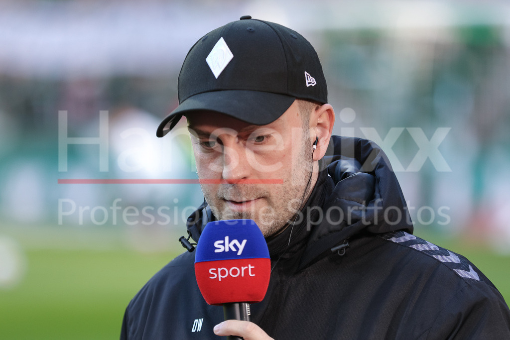 Fussball, Bundesliga, SV Werder Bremen - SC Freiburg | v.li.: Ole Werner (Trainer, Cheftrainer, SV Werder Bremen) beim Interview, TV, Fernsehen, Mikrofon, Portrait, Nahaufnahme, Einzelfoto, Einzelbild, DIE DFL-RICHTLINIEN UNTERSAGEN JEGLICHE NUTZUNG VON FOTOS ALS SEQUENZBILDER UND/ODER VIDEOÄHNLICHE FOTOSTRECKEN. DFL REGULATIONS PROHIBIT ANY USE OF PHOTOGRAPHS AS IMAGE SEQUENCES AND/OR QUASI-VIDEO.
