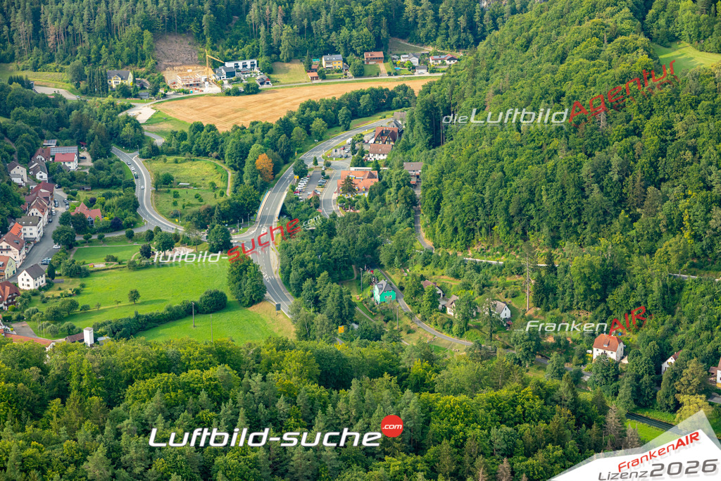 Das Luftbild zeigt :  Gössweinstein - Die Luftaufnahme wurde 2024 vom UL-Flugzeug aus erstellt ( keine Drohne ) - Hochauflösende Luftaufnahme - Für grossformatige Ausdrucke geeignet. Die Geschenkidee !Mit Lizenz und Bildrechte bestellbar