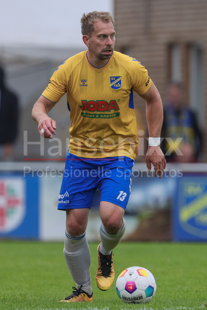 Fussball, Relegation Regionalliga Nord, SV Werder Bremen II - Holstein Kiel II | v.li.: Christian Rave (SV Todesfelde, 13) am Ball, Freisteller, Einzelbild, Ganzkörper, Aktion, Action, Spielszene