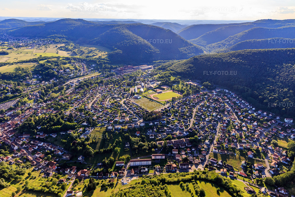 Vue aérienne: Vue d'ensemble de la ville depuis l'est à Niederbronn-les-Bains dans le département Bas Rhin, France – .Photo: IMG_115403.jpg prise le 16/06/2019 par Werner Riehm/FLY-FOTO.eu – Résolution de l'original: 5472 x 3648 px