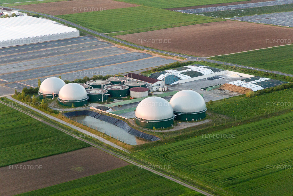 Luftbild: Glasdach- Flächen in den Gewächshausreihen zur Blumenzucht und Kuppeln einer Biogasanlage von Gartenbau Gernert im Ortsteil Oberspiesheim in Kolitzheim im Bundesland Bayern in Deutschland. Foto: IMG_087948.jpg vom 05.05.2016 durch Werner Riehm/FLY-FOTO.de