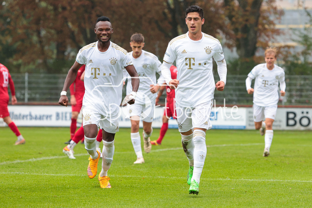 TSV Rain - FC Bayern Amateure | Jubel der Gaeste nach dem Treffer zum 0-1 durch Desire SEGBE AZANKPO (FCB #34)