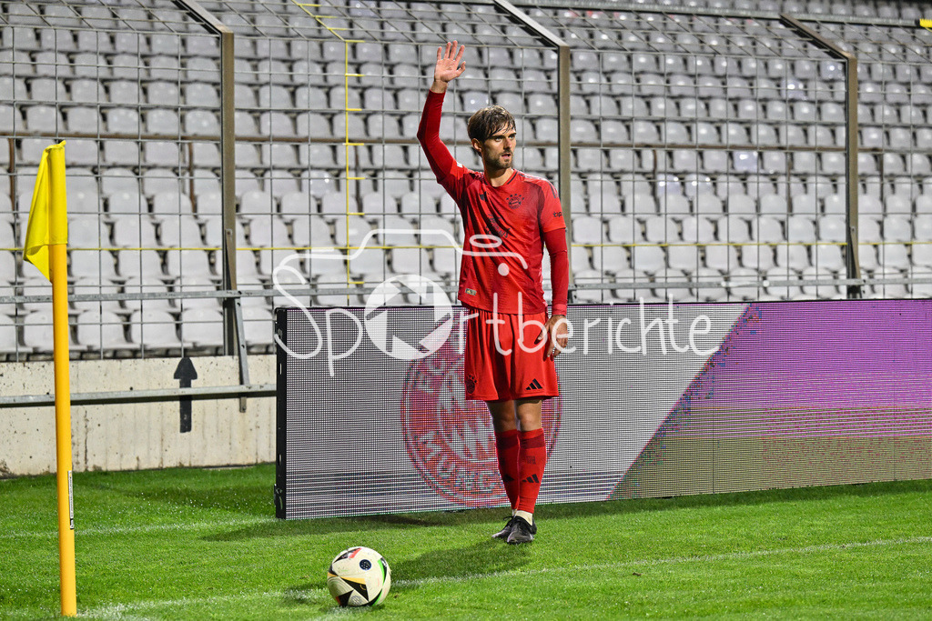 FC Bayern Amateure - SpVgg Greuther Fürth II | im Bild Luca DENK (FC Bayern München II #6) bei einem Eckball / Freisteller / Einzelfoto / Regionalliga Bayern: FC Bayern Muenchen II - SpVgg Greuther Fuerth II, Gruenwalder Stadion am am 29.10.2024