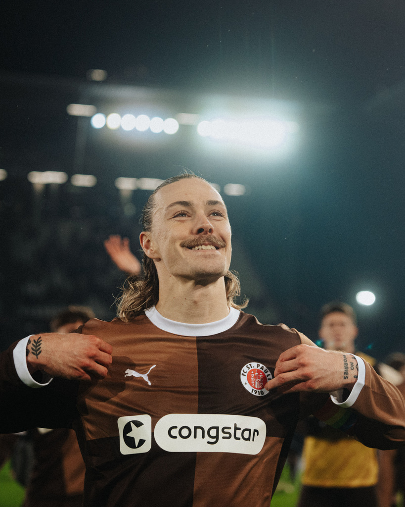 FCS04224 | Der offizielle Shop für FC St. Pauli Fotos. Wähle aus Spielszenen & Fanmomenten dein FCSP Wunschformat. Wir liefern Millerntor-Atmosphäre.