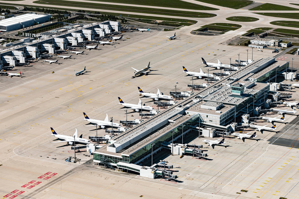 dr__0059498.jpg | MüNCHEN-FLUGHAFEN 20.08.2020 Abfertigungs- Gebäude und Terminals auf dem Gelände des Flughafen in München-Flughafen im Bundesland Bayern, Deutschland. // Dispatch building and terminals on the premises of the airport in Muenchen-Flughafen in the state Bavaria, Germany. Foto: Daniel Reiter