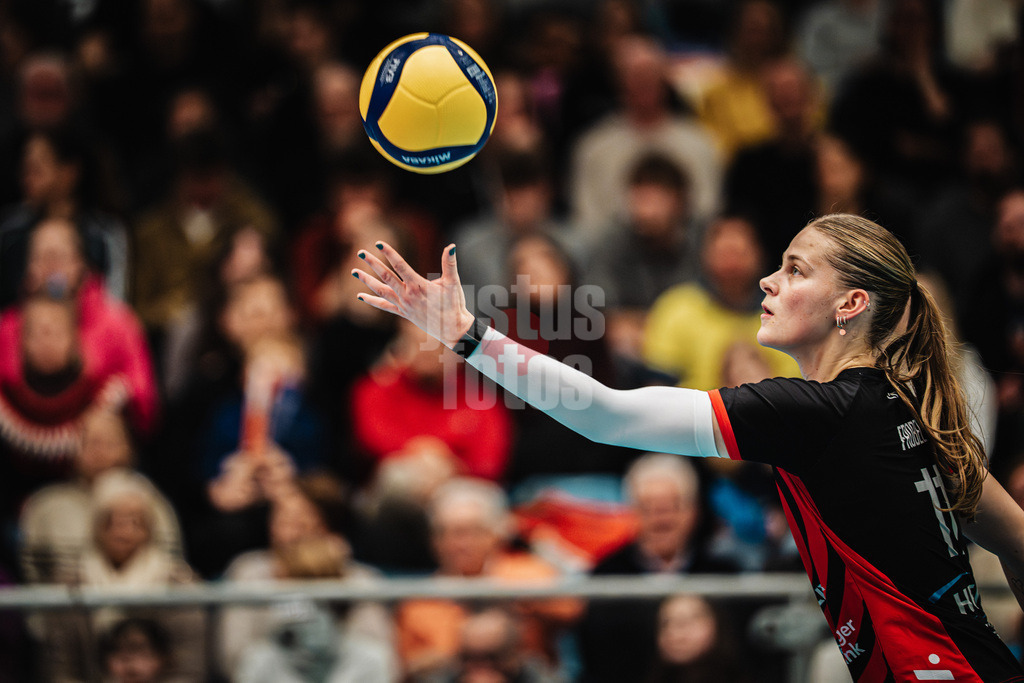 Volleyball | Frauen | Saison 2025/2026 | Volleyball Bundesliga | ETV Hamburger Volksbank Volleys vs. SSC Palmberg Schwerin | 17.01.2026 | Svea Frobel (#11, ETV Hamburger Volksbank Volleys) beim Aufschlag