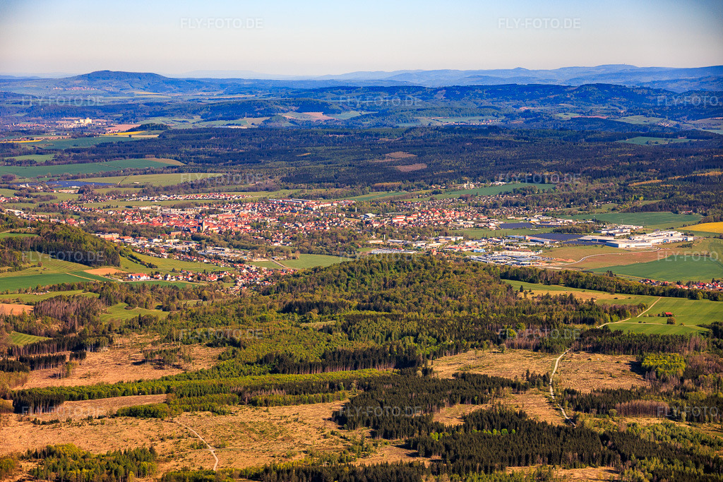Luftbild: Ortsansicht von Südosten in Hildburghausen im Bundesland Thüringen in Deutschland. – Foto: IMG_155727.jpg vom 02.05.2026 durch Werner Riehm/FLY-FOTO.de – Auflösung des Originals: 5863 x 3908 px