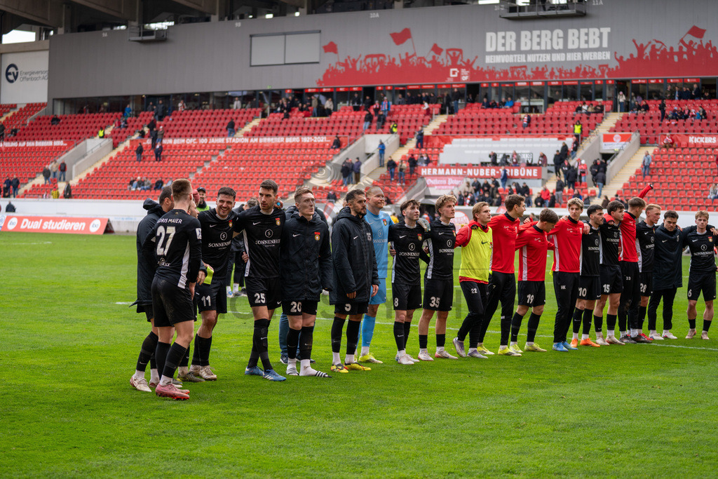 Kickers Offenbach vs. SG Sonnenhof Grossaspach, Fussball, Regionalliga Suedwest, 24. Spieltag, 14.03.2026 | SG Sonnenhof Grossaspach in der Kurve bei Ihren Fans nach dem Spiel,Kickers Offenbach vs. SG Sonnenhof Grossaspach, Fussball, Regionalliga Suedwest, 24. Spieltag, 14.03.2026Foto: photosbyphips/Philip Ziegler