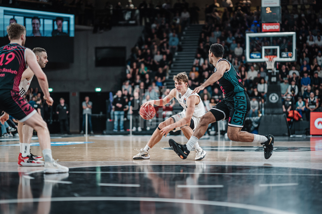 Basketball | Männer | Saison 2023/2024 | easyCredit Basketball Bundesliga | Veolia Towers Hamburg vs. Telekom Baskets Bonn | 03.02.2024 | Leif Möller (#6, Hamburg Towers) mit dem Ball