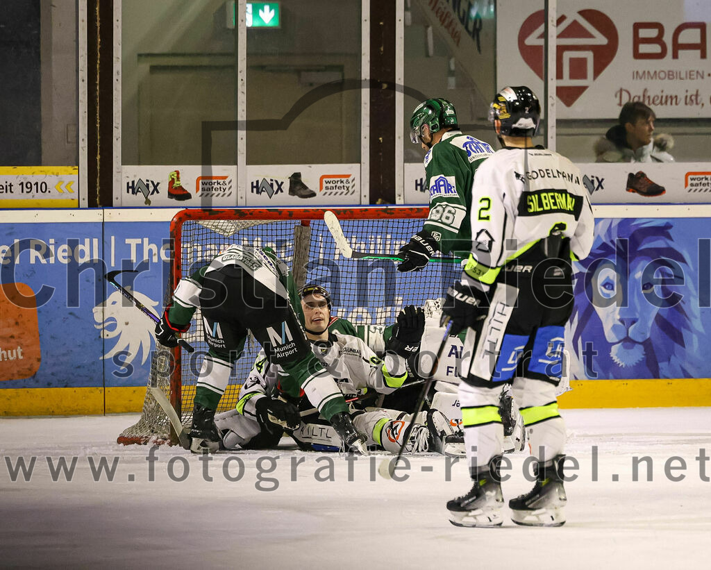 2024-02-02_142_TSV_Erding_gegen_ERSC_Amberg | Erding, Deutschland, 02.02.2024:
Eishockey, Bayernliga Vorrunde 2023 / 2024, 30. Spieltag, TSV Erding gegen ERSC Amberg, Endergebnis: 1:0

Paul Wallek (Erding Gladiators, #44), Brendan Walkom (ERSC Amberg, #94), Torwart Patrick Mayer (Erding Gladiators, #30), Michael Trox (Erding Gladiators, #86)

Foto: Christian Riedel / fotografie-riedel.net