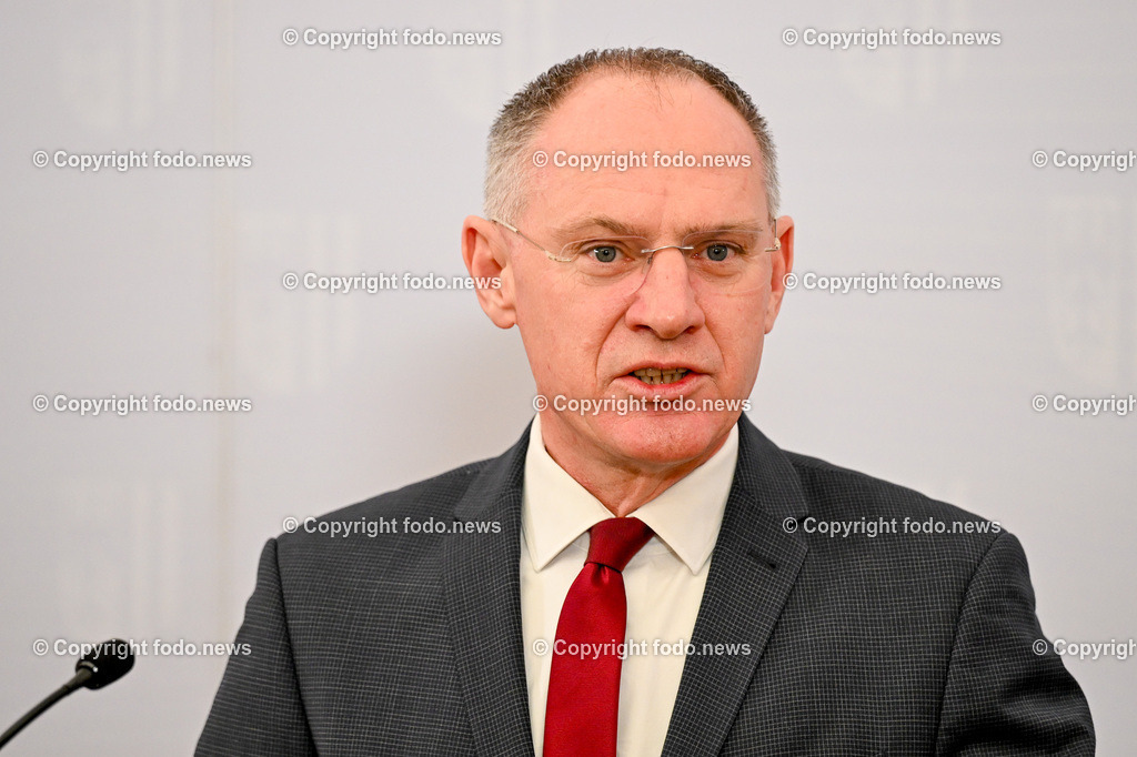 Pressekonferenz Land Ooe_ BM Karner_ LH  Stelzer_ 30.01.2024-23 | 30.01.2024, Linz, AUT, Pressekonferenz Land Ooe, BM Karner, LH Stelzer, Personaloffensive bei der Polizei – Rueckblick und Ausblick im Bild BM Gerhard Karner (VP, Inneres)