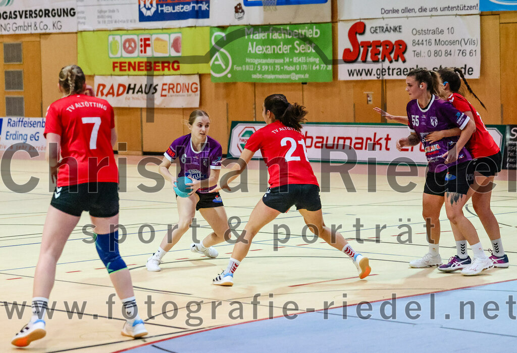 2023-11-04_034_SpVgg_Altenerding_gegen_TV_Altoetting | Erding, Deutschland, 04.11.2023:
Handball, Bezirksoberliga Frauen Altbayern 2023 / 2024, 6. Spieltag, SpVgg Altenerding gegen TV Altötting, Endergebnis: 28:26

Ines Hager (TV Altötting, #7), Marlene Mittermeier (SpVgg Altenerding, #6), Eva Taubeneder (TV Altötting, #21), Verena Bauer (SpVgg Altenerding, #55)

Foto: Christian Riedel / fotografie-riedel.net