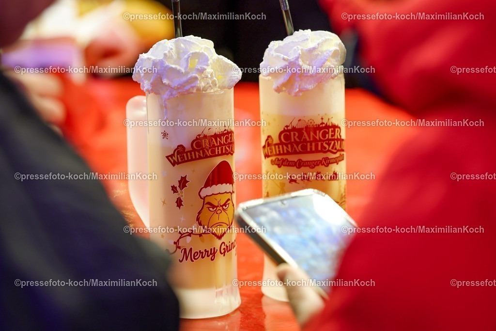CR29112501173 | 29.11.2025, Herne, Pünktlich zur Vorweihnachtszeit öffnen die ersten Weihnachtsmärkte in Nordrhein-Westfalen. Eindrücke rund um den Weihnachtsmarkt Cranger Weihnachtszauber in Herne. Traditionelle Gerichte und leckereien in den Buden - Glühwein mit Sahnehaube Becher Glühweinbecher Glühweinpreise 