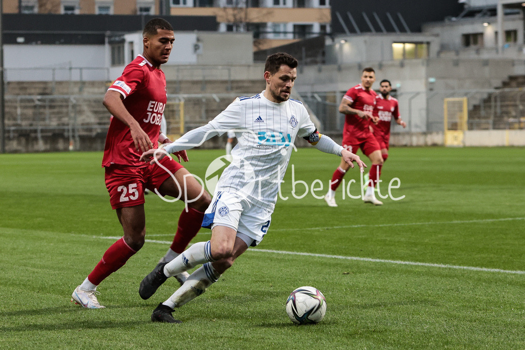 Türkgücü München - SV Viktoria Aschaffenburg | David KEBE (TGM #25) im Duell mit Daniel CHERON (SVVA #21)