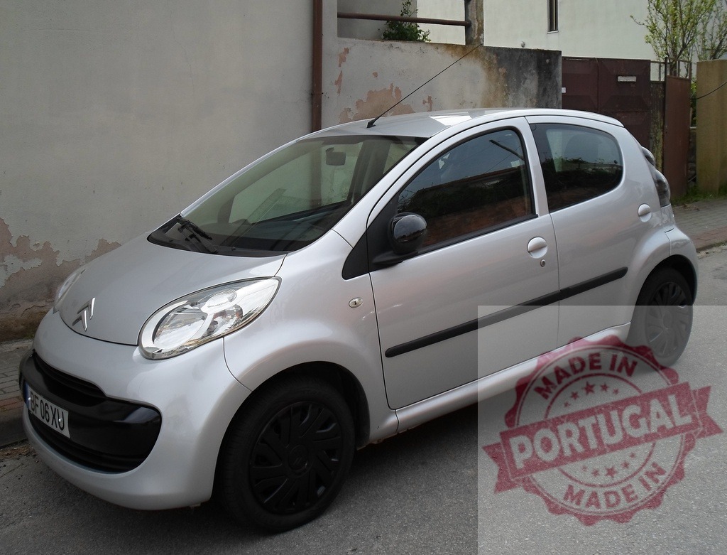 Citroën C1 silver compact city car parked on street | Silver Citroën C1 hatchback parked outdoors on pavement - Realisiert mit Pictrs.com