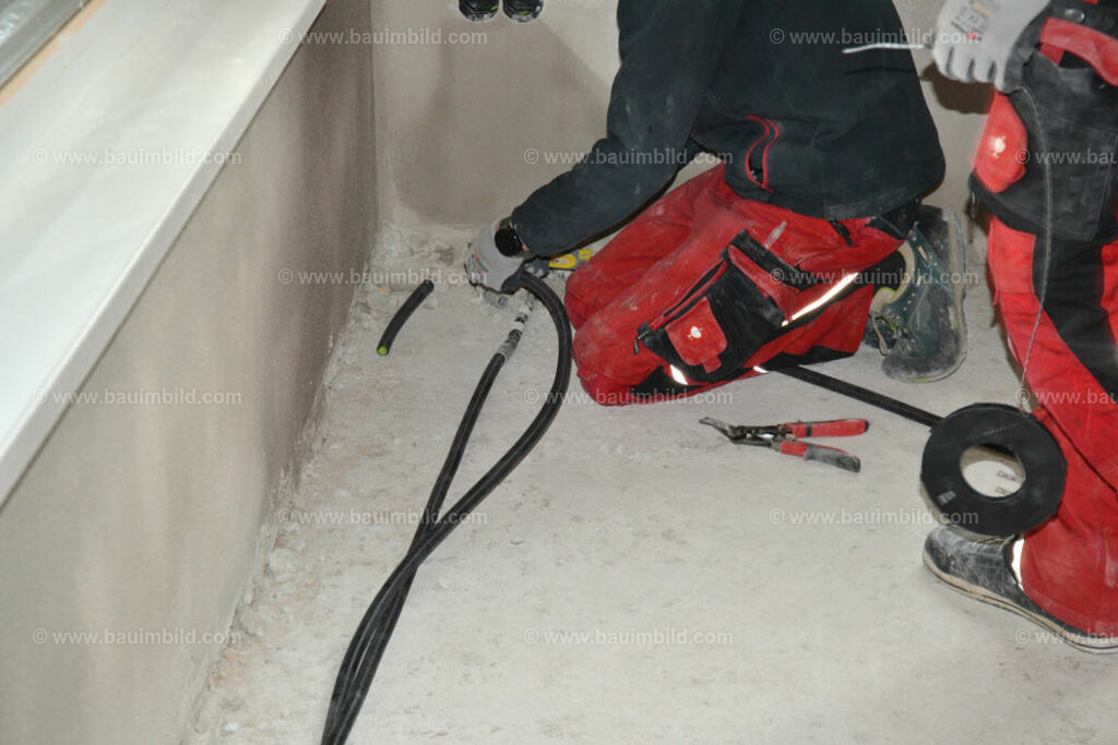 bib-lg17-elektroinstallation-0174 | Nach LV-Leistungsgruppen sortierte Detailfotos über den Bau eines Hauses. Alle Hausbau-Bilder direkt vom Urheber und Autor der Website Haus-Selber-Bauen.com